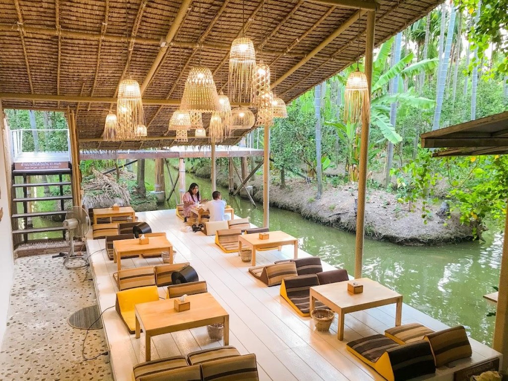 要是天气许可的话，建议选择到室外座位用餐，更有热带树林特色。 图源：restaurant guru